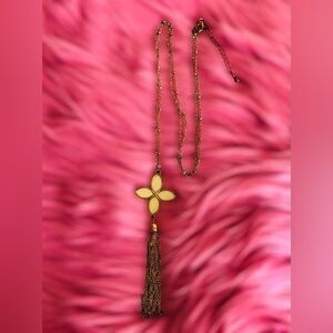🌼EUC Used Once Elegant Gold Long Necklace with Beige Flower and Gold Tassel🌼